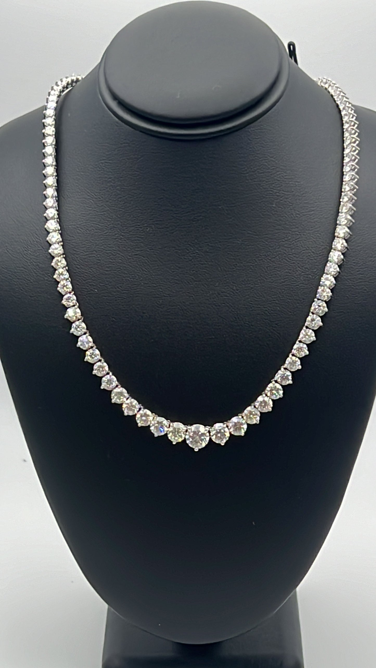 Graduated diamond tennis necklace