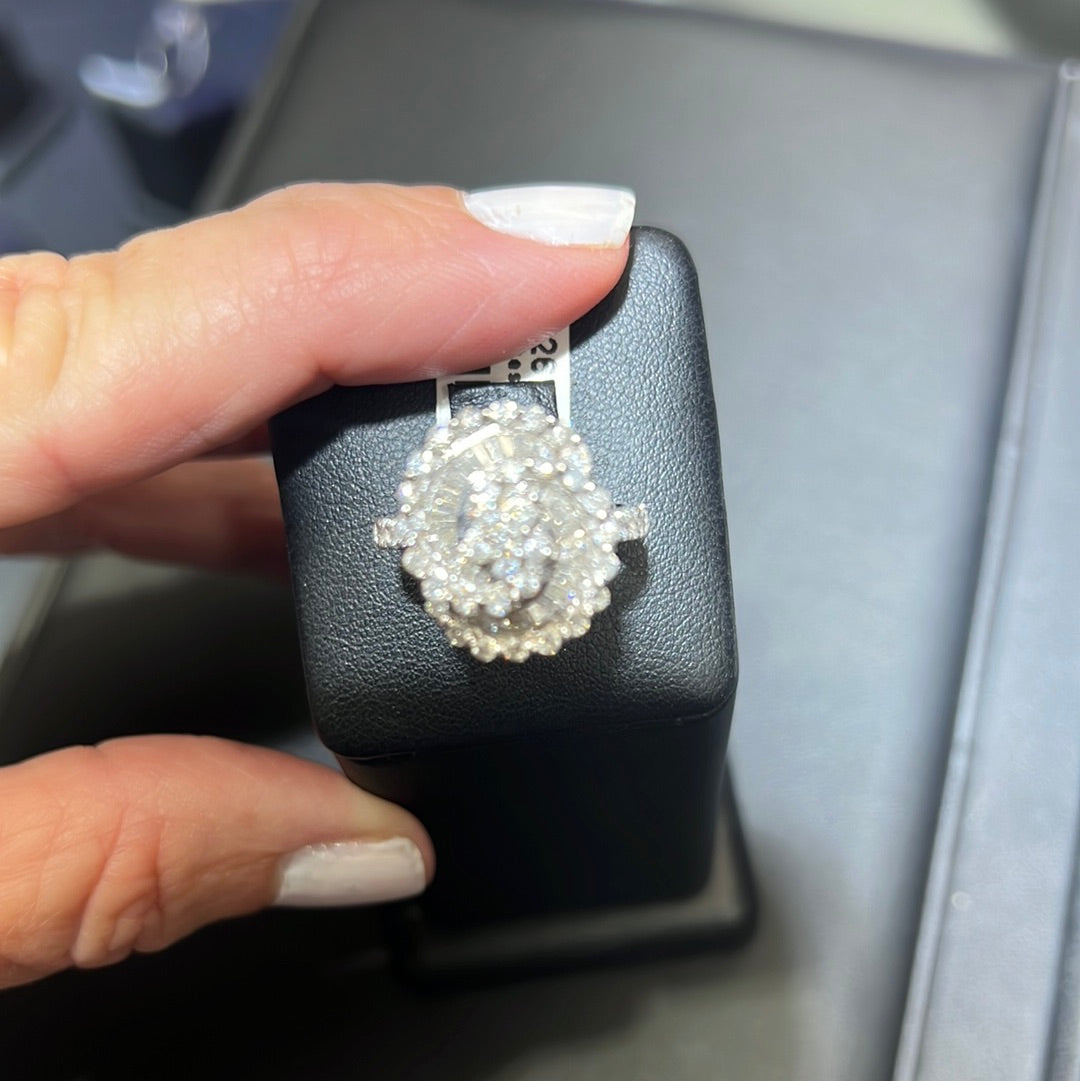 white gold shinny 1.50 CTW Diamond Cocktail Ring in Luxurious 18Kt White Gold